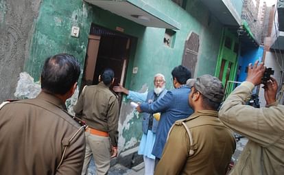 हाथरस : जलेसर रोड पर छापा मारती जीएसटी की टीम।   संवाद