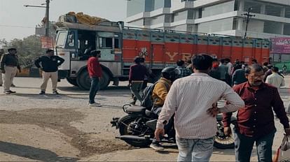 अंबिकापुर में ट्रक की टक्कर से स्कूटी सवार की मौत हो गई।