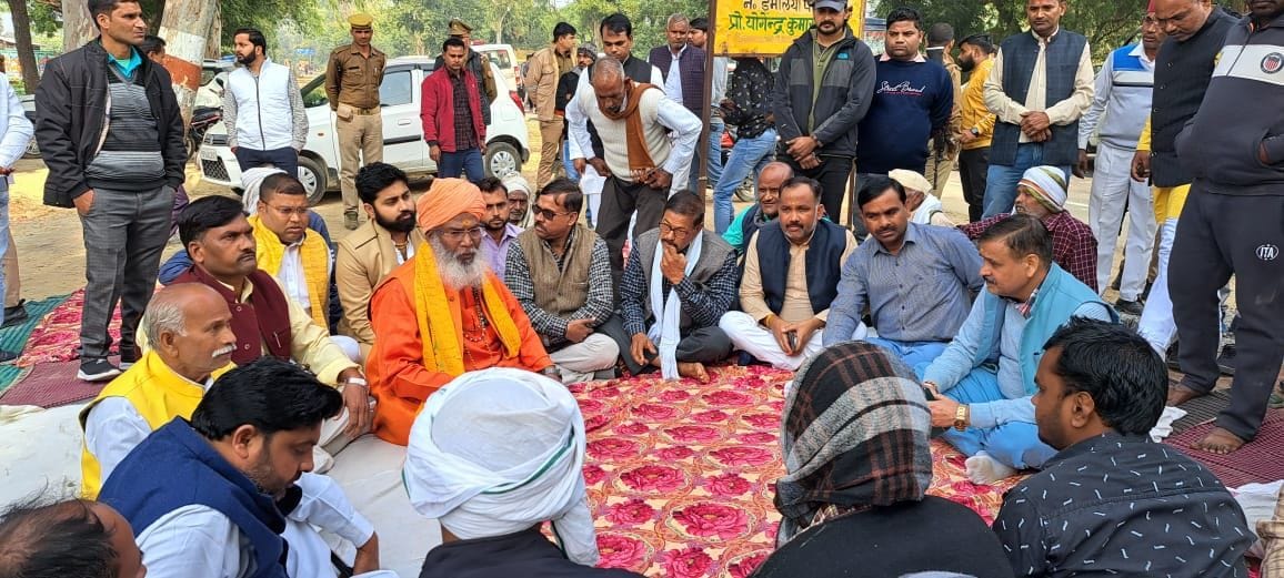 Unnao MP Sakshi Maharaj reached to meet the fire victim's family