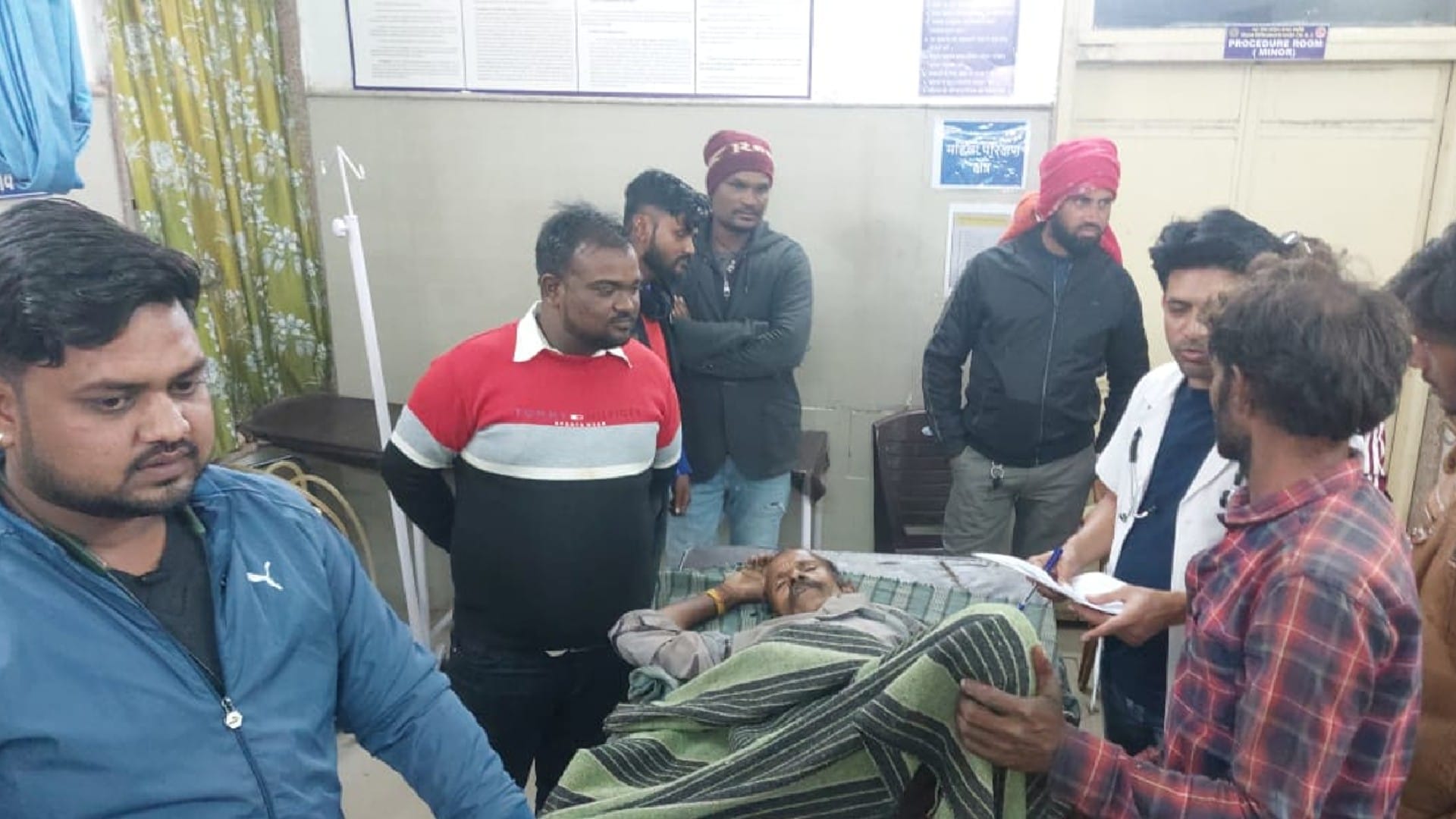 When stopped from grazing buffalo in the field shot at the elderly referred to Jabalpur in critical condition