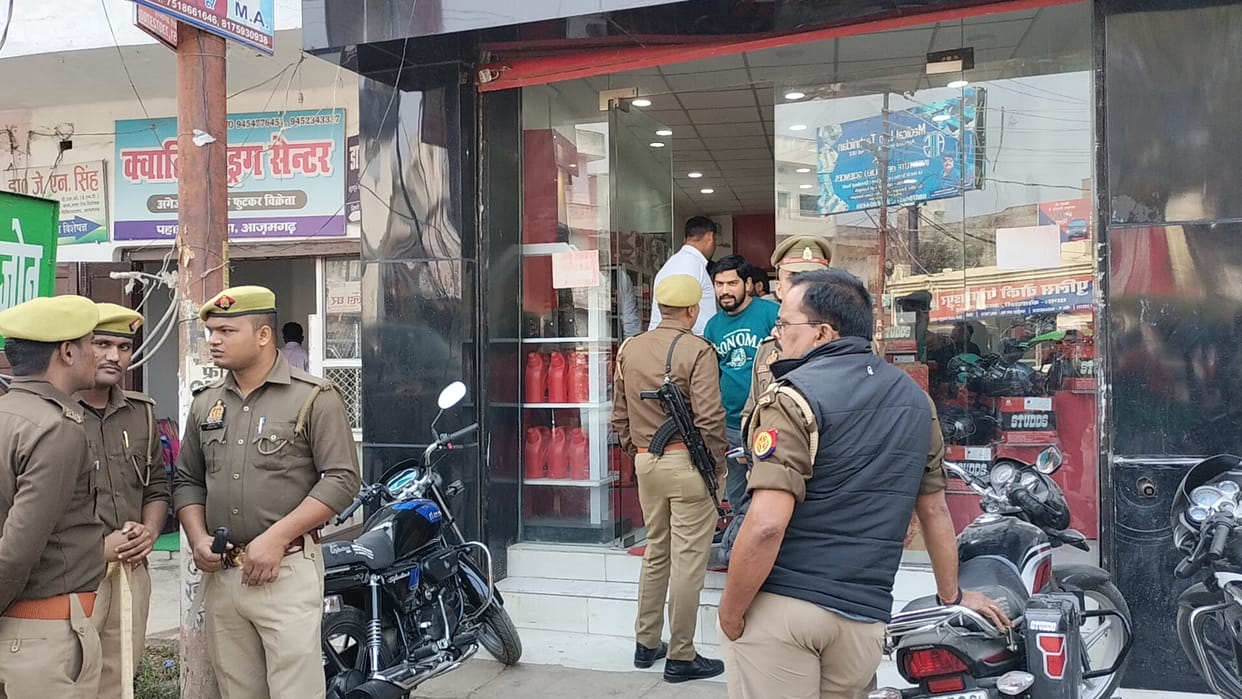 Azamgarh: GST raids continue for the second day, battery showroom raided