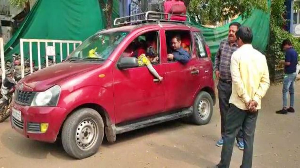 MP News Car robbers rob a family on the highway in Rajgarh