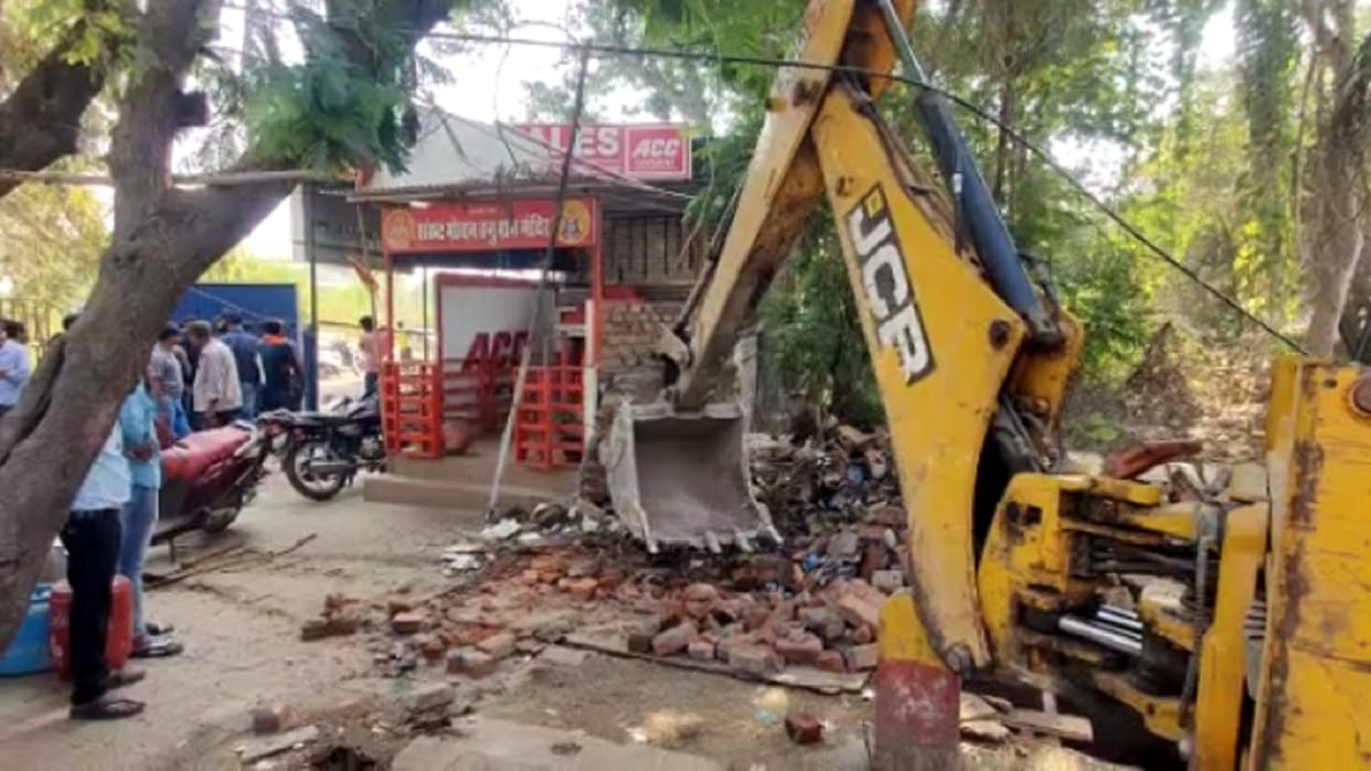 illegally built restaurant was demolished by bilaspur nagar nigam