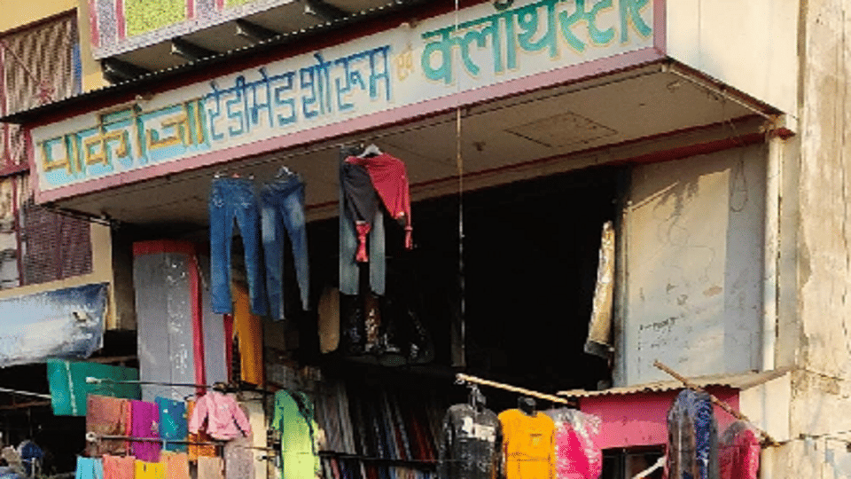 Four lakh fine on brass trader seven tonnes of goods seized in Jalesar Etah
