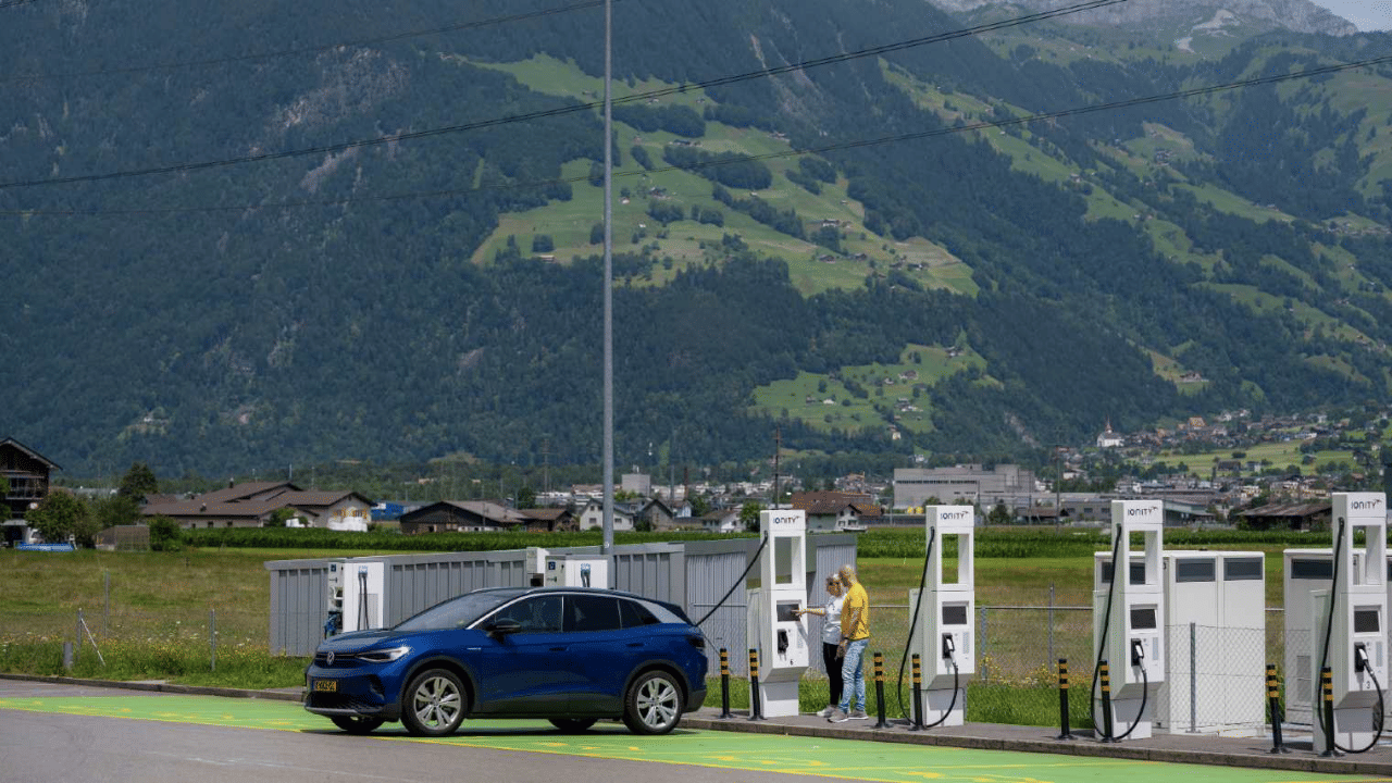 Electric vehicles face reliability challenges concerning charging and battery issues reveals survey