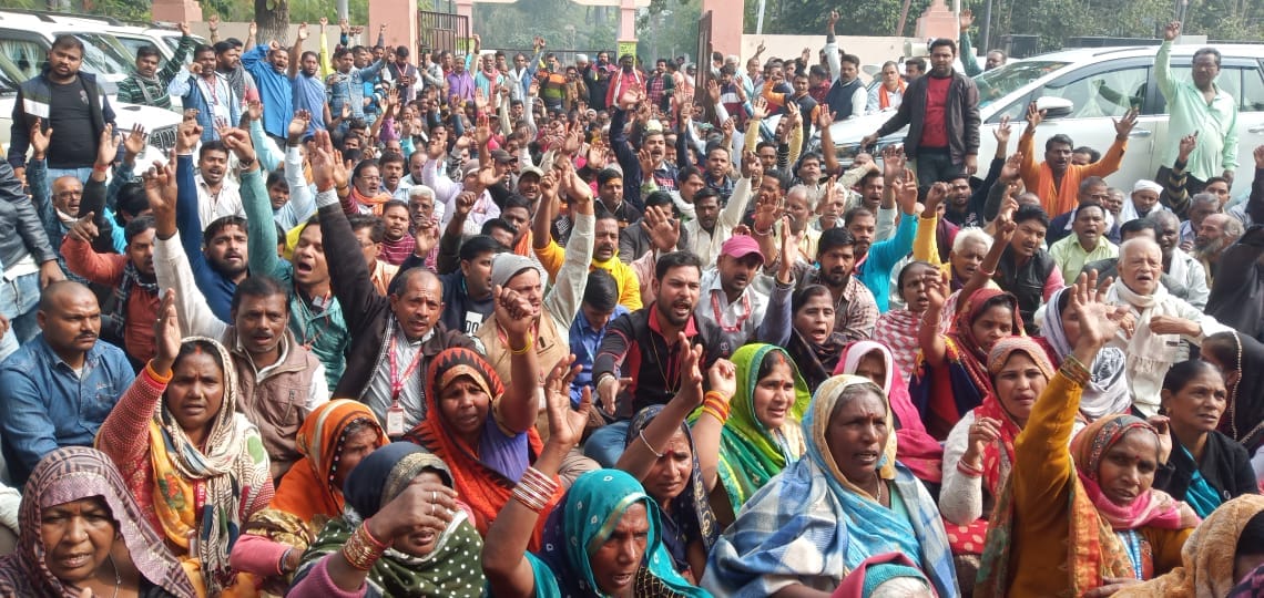 protest of street cart businessmen in Varanasi allegation of irregularities in shop allocation