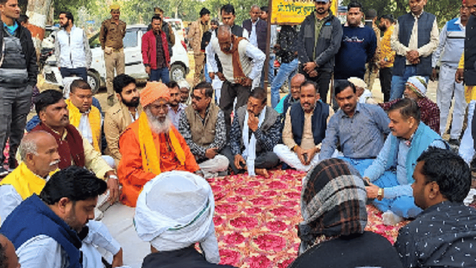 MP Sakshi Maharaj met fire victim family spoke to the SDM to increase the relief amount