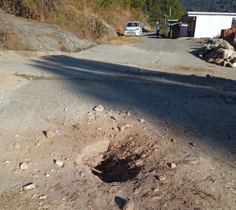 Uprooted asphalt on Haliadob-Nachni road