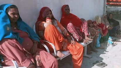 अस्पताल के बाहर बैठे परिजन।