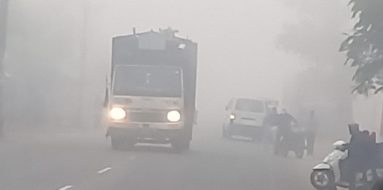 Hathras: Shadow fog in the morning, vehicles crawling