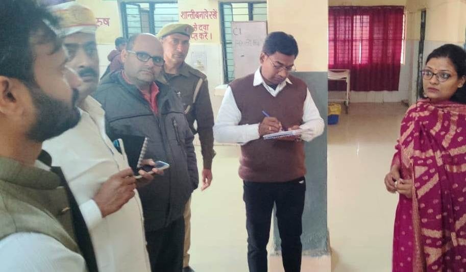 Hathras: Two doctors and a clerk found absent, sought answers