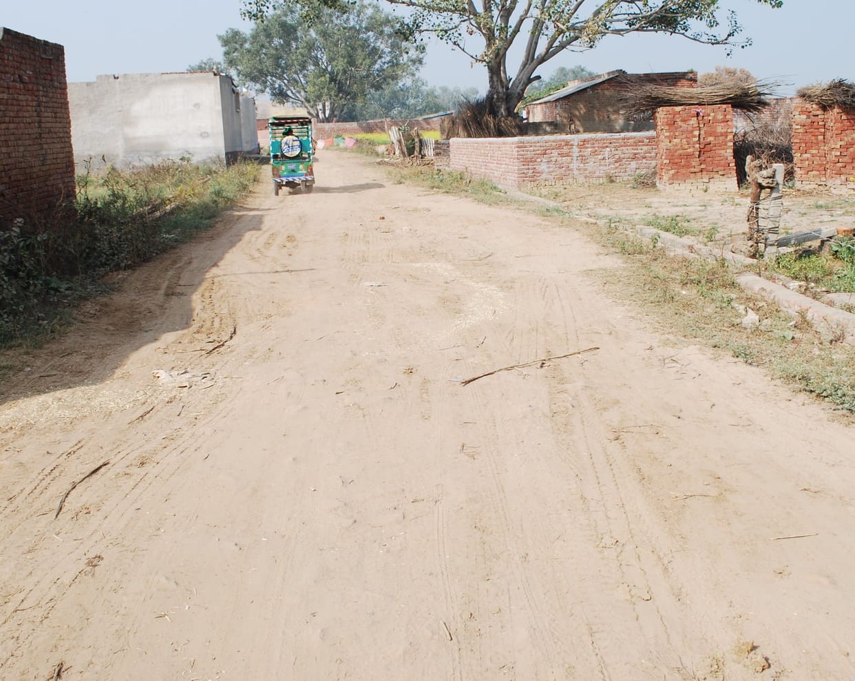 Hathras: Waterlogging in Tarfra without rain, broken drains