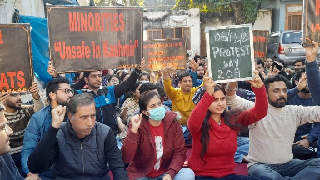Jammu protest of Kashmiri Pandit employees and reserved employees continues struggle for transfer dema