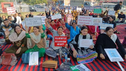 Jammu protest of Kashmiri Pandit employees and reserved employees continues struggle for transfer dema