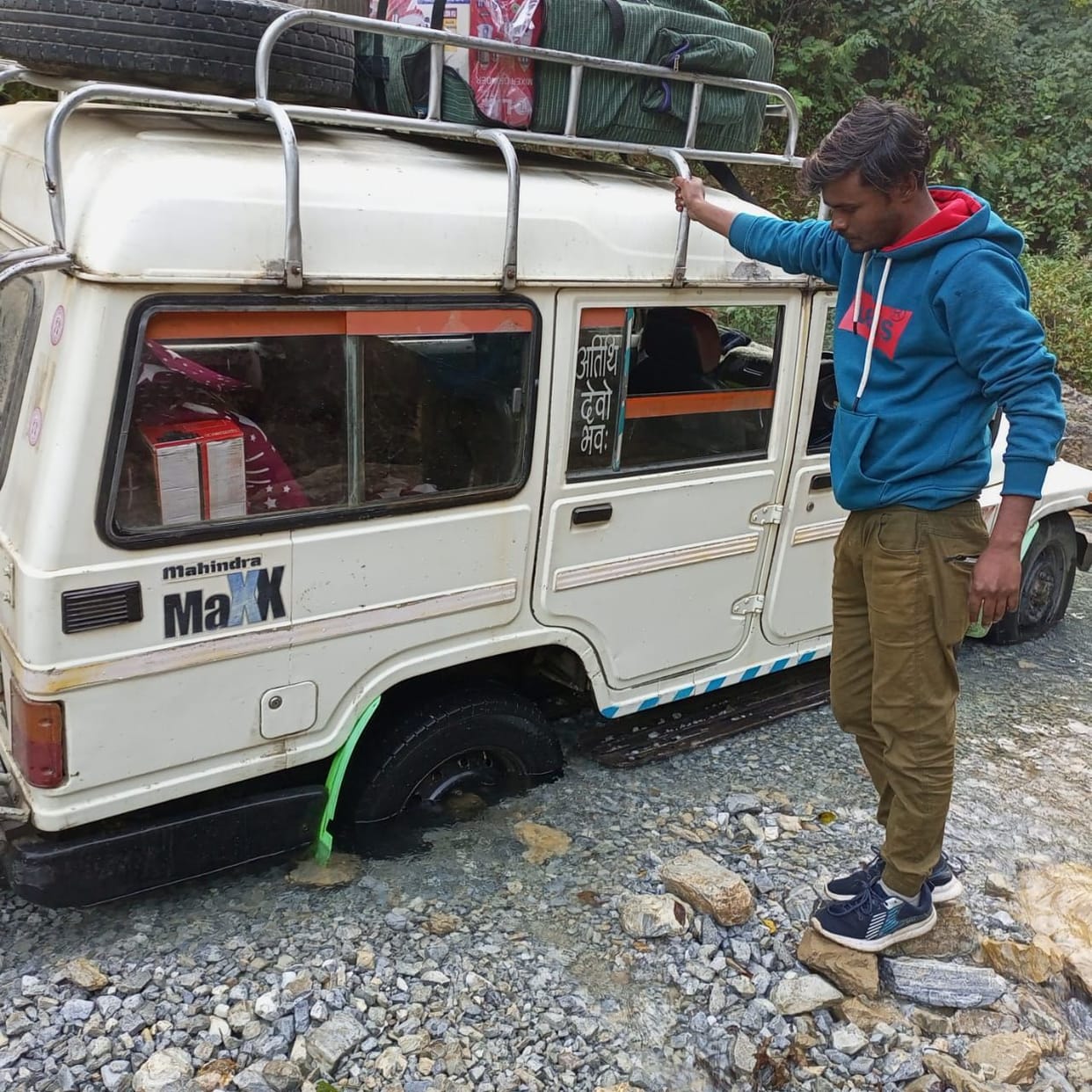 Jeep full of passengers stuck on Jhulaghat-Jauljibi road