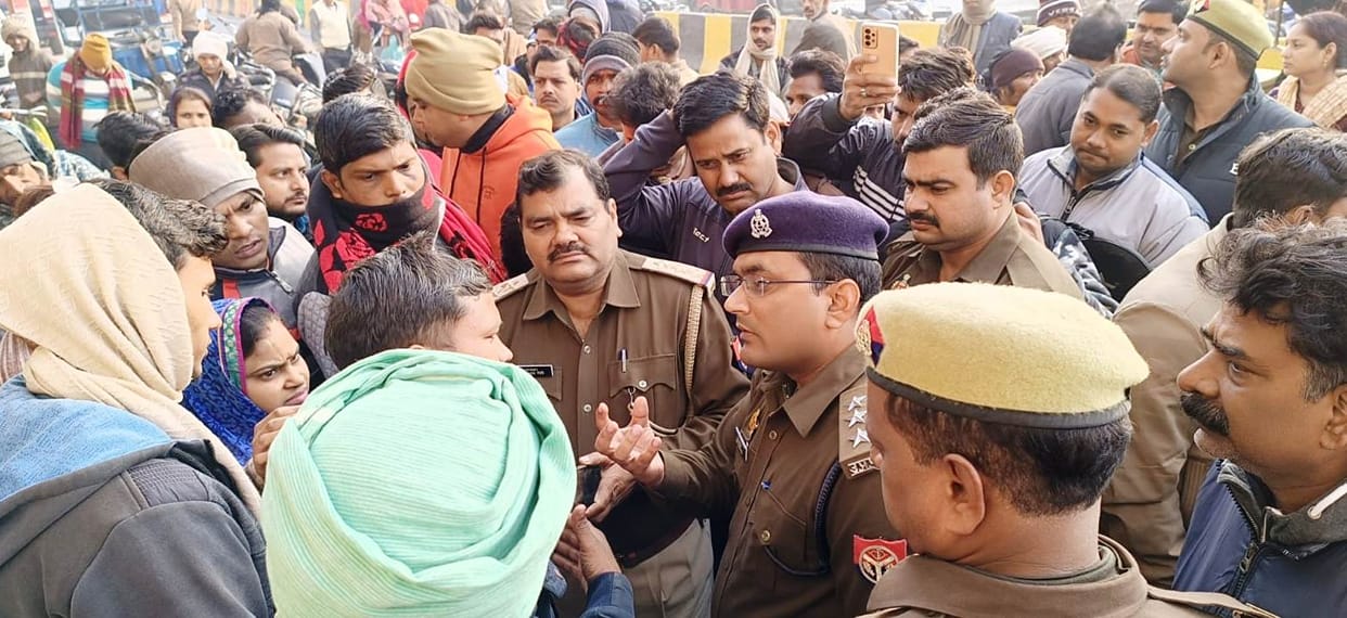 relatives created ruckus in the hospital after death of pregnant woman in kasganj