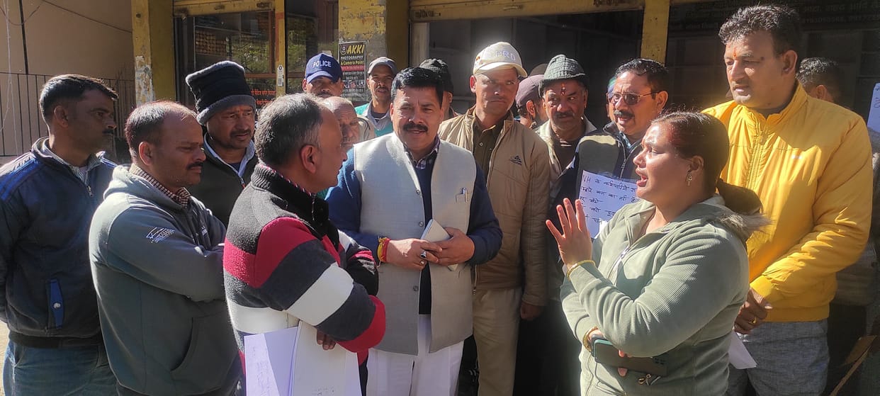 People angry with incomplete asphaltization, picketing