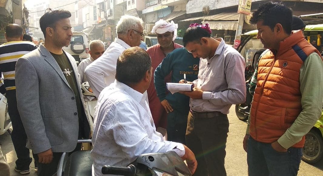 Corporation cut challans of 10-10 thousand to five dairy owners on Mal Godam Road