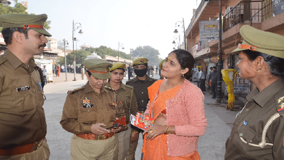 Hanuman Chalisa recitation market remained closed blockade and strict police guard in mathura