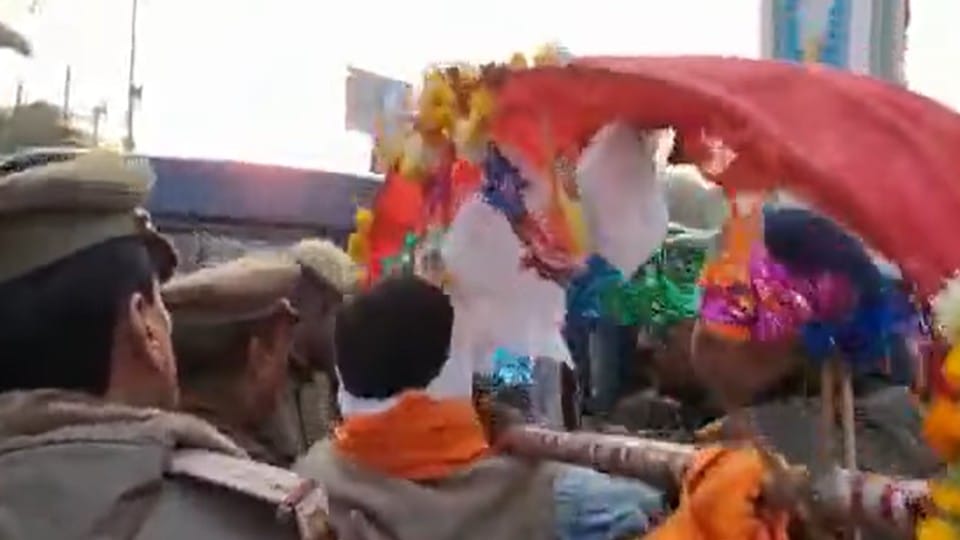 Police detained leader of Akhil Bharat Hindu Mahasabha going towards Idgah with Kanwad in Mathura