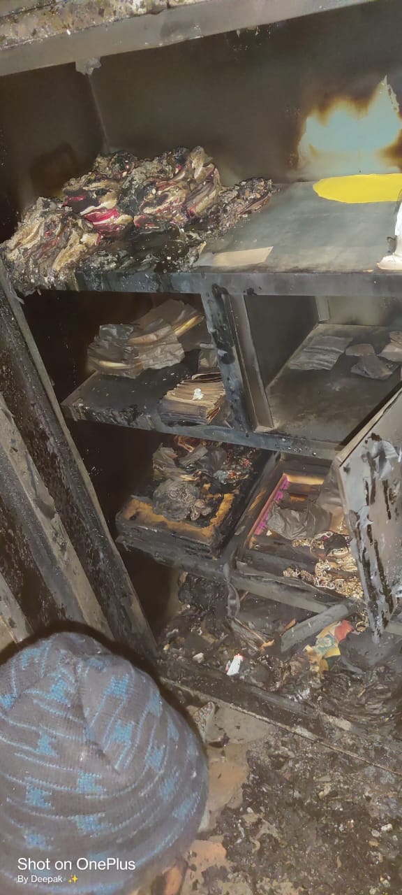 Fire broke out in the shop due to the lamp of worship goods worth lakhs burnt to ashes