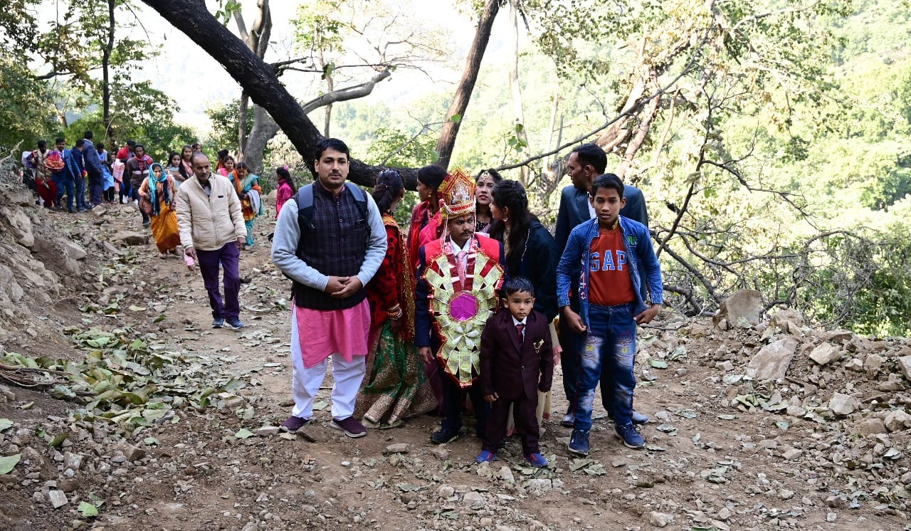 Uttarakhand news: Groom sit on dharna with yashpal arya in haldwani for road Bad condation