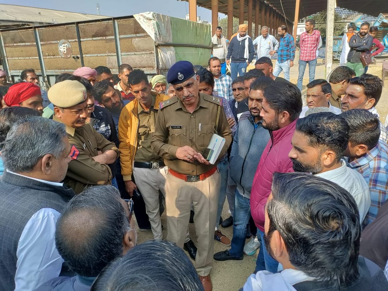 Dispute over weighing of paddy in Ratia mandi, police reached the spot