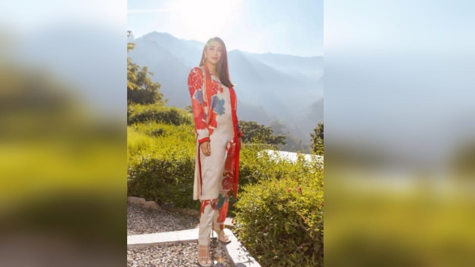 Bollywood Actress karishma kapoor reached Rishikesh and spent time on bank of ganga river
