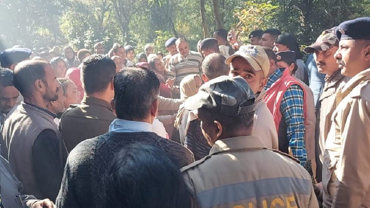 Ruckus of the parents angry with the death of the woman, the dead body set on fire in the house