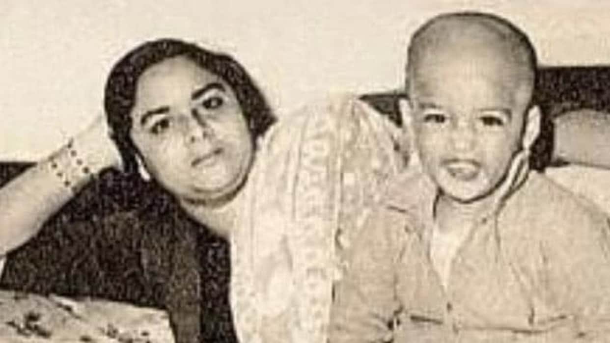 Pathaan Actor Shah Rukh Khan Childhood Photo Goes Viral on Social media