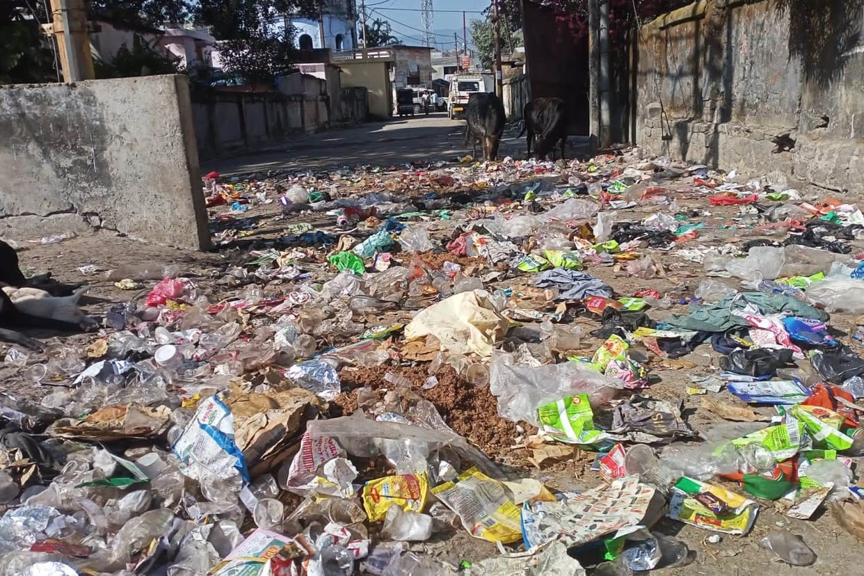 Pile of garbage due to boycott of work of environment friends