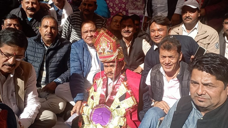 Uttarakhand news: Groom sit on dharna with yashpal arya in haldwani for road Bad condation