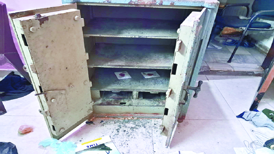 Thieves broke five locks of five thousand kg vault and stole silver worth 25 lakhs