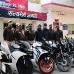 पुलिस की गिरफ्त में आरोपी व बरामद की गईं बाइक