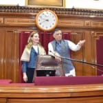 विधानभवन की कार्यवाही की जानकारी लेतीं मेलिंडा फ्रेंच।