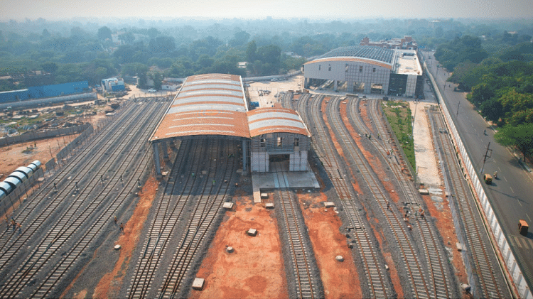 Agra Metro: भूमिगत दो स्टेशनों पर बिछीं दोनों ओर की पटरियां, माह के अंत तक हो जाएगा कार्य