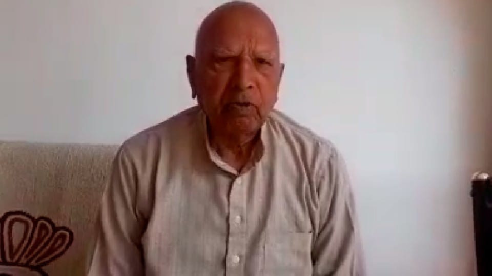 Damoh: Retired professor's love for his village, giving free army-police training to village children