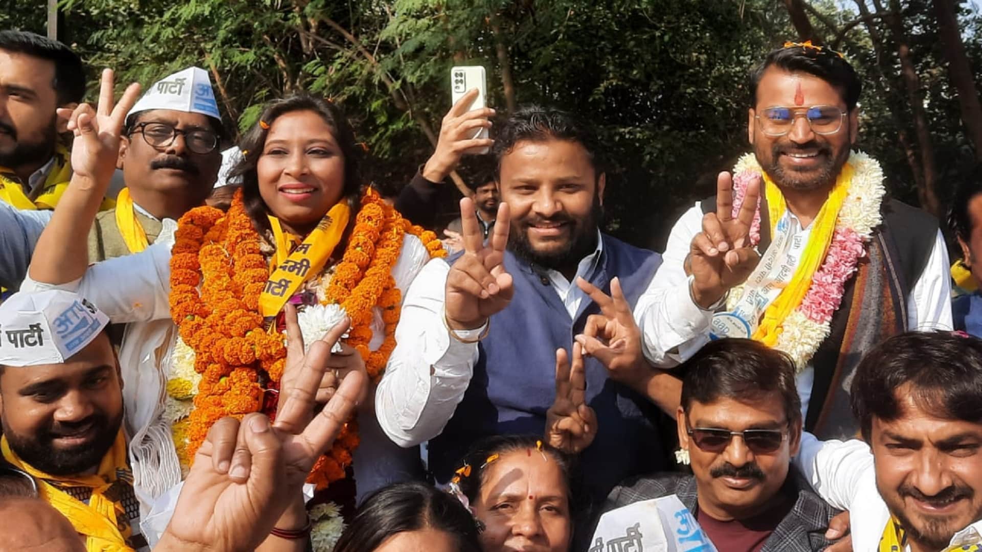 AAP's Ashu cries after winning in CR Park former BJP mayor Avtar Singh lost in MCD Election