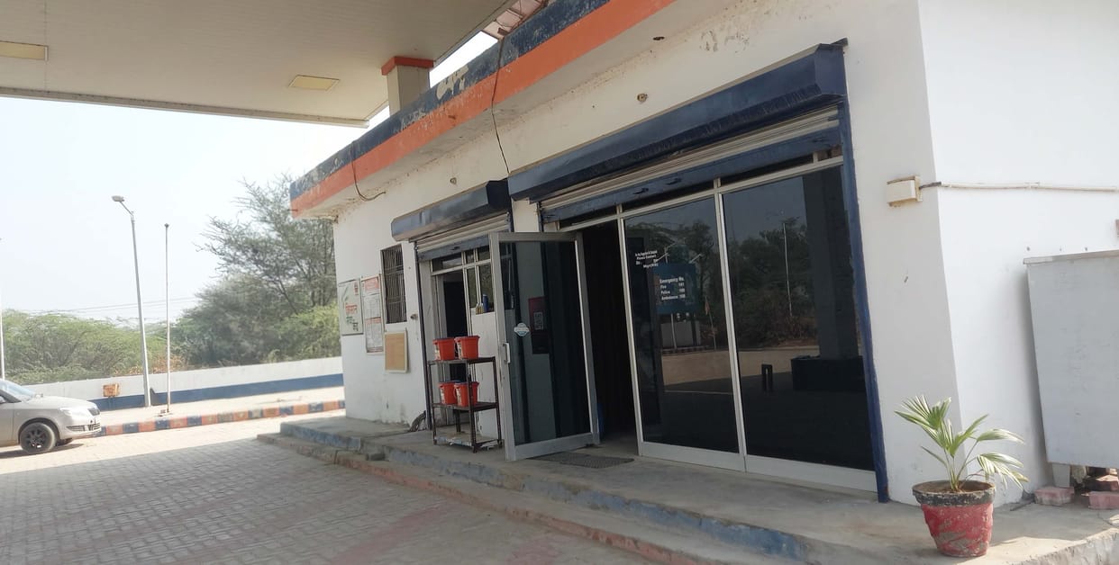 Petrol pump operator father-son duo fight, robbers flee