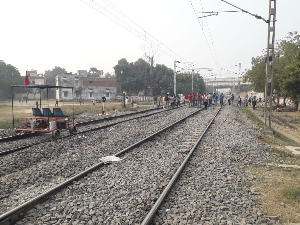Varanasi: A piece of iron collided with the engine of Begumpura Express, the track became crooked
