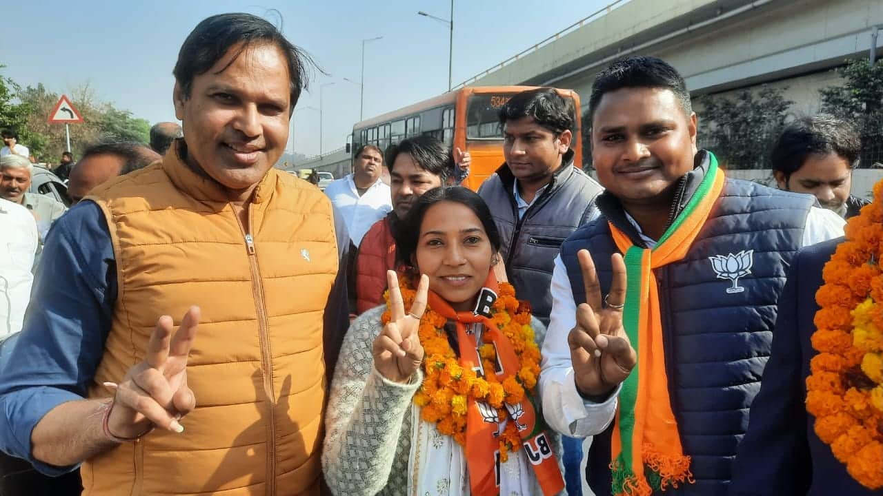 AAP's Ashu cries after winning in CR Park former BJP mayor Avtar Singh lost in MCD Election