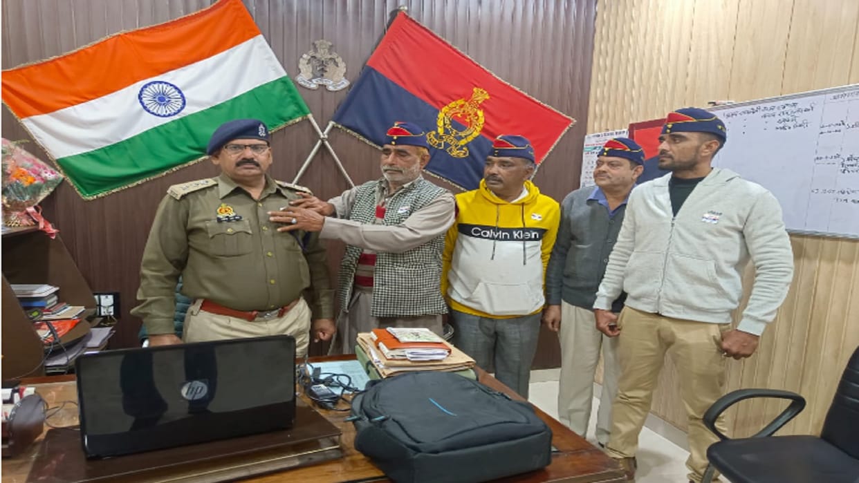 Bijnor: Ex-servicemen campaign and distribute flags on Armed Forces Flag Day