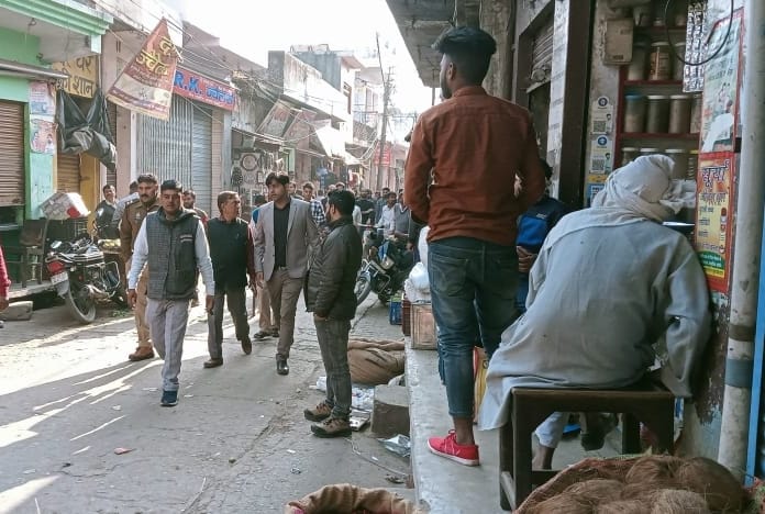 Shutters of shops fell on seeing GST team