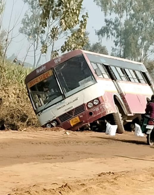 roadways bus got stuck in mud on roadside