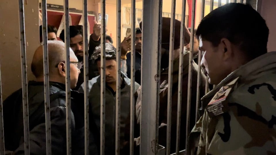 Dehradun Dav College : Two groups of students clashed and Fight during strike