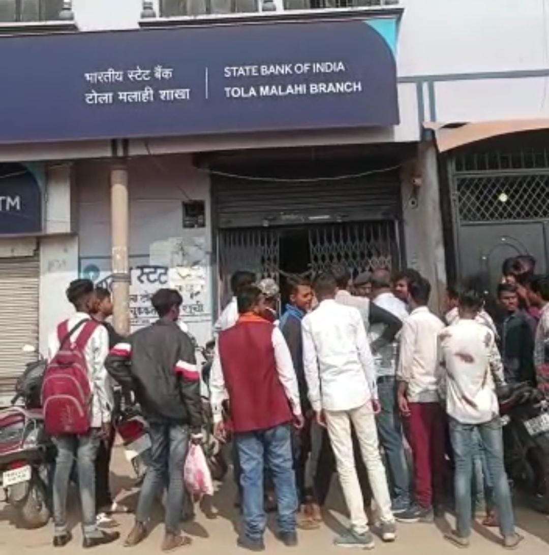 Bank robbery in Bettiah: 6 criminals could rob only 10 lakhs, angrily pulled the scarf of female employees
