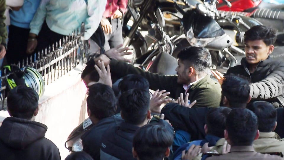 Dehradun Dav College : Two groups of students clashed and Fight during strike