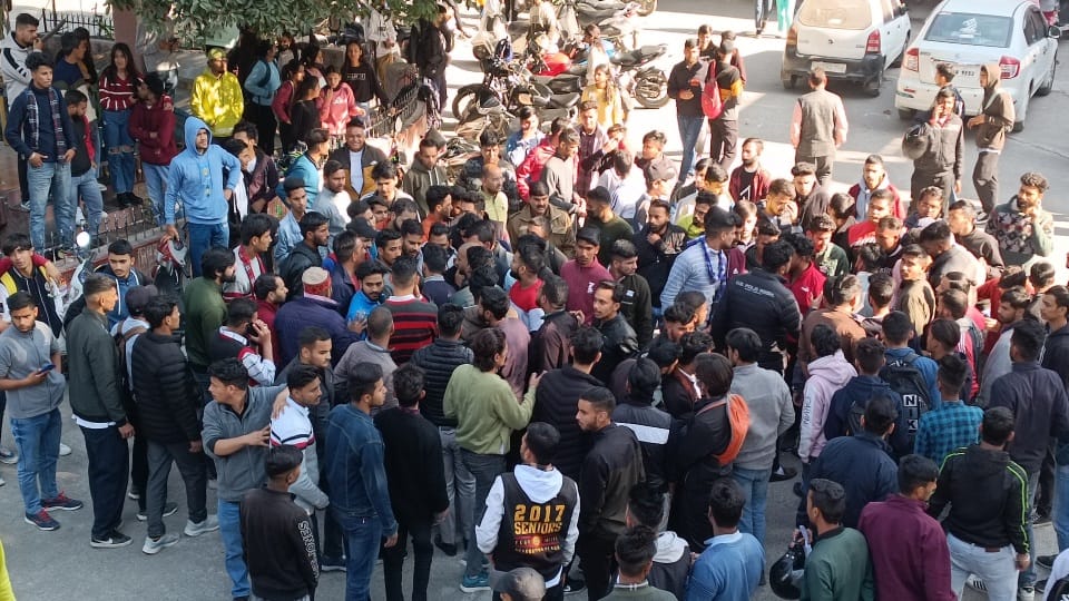 Dehradun Dav College : Two groups of students clashed and Fight during strike