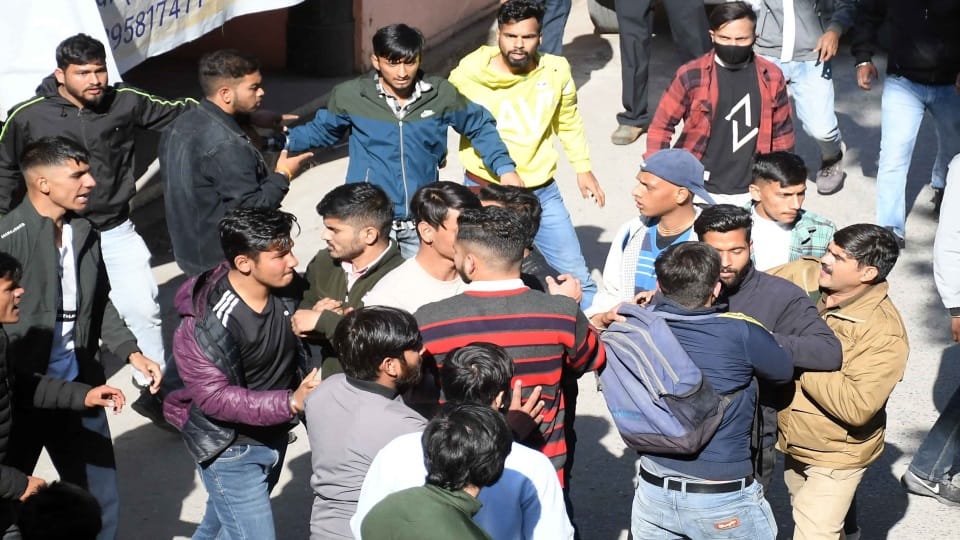Dehradun Dav College : Two groups of students clashed and Fight during strike