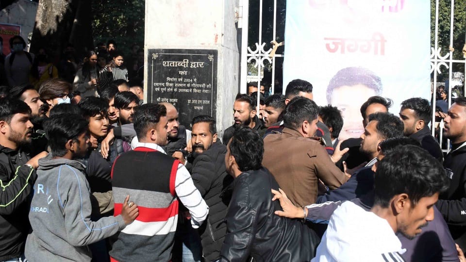 Dehradun Dav College : Two groups of students clashed and Fight during strike